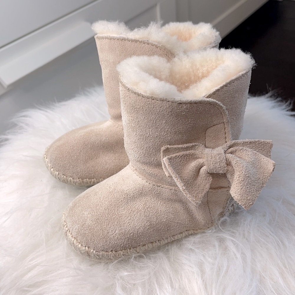 Gorgeous Infants Ugg Jesse Bow Boots size 4/5 tan